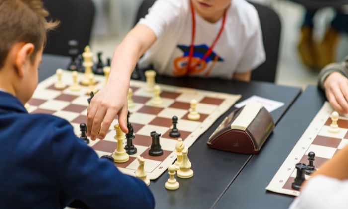 Kinder beim Schach spielen © alexanderkonsta/AdobeStock